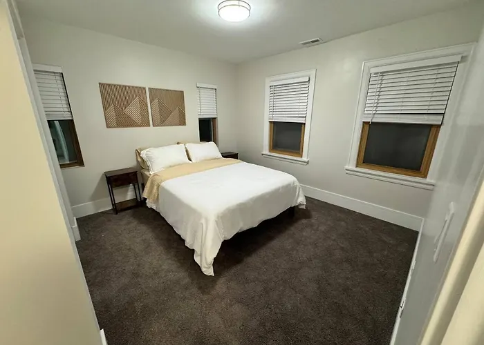 Bright & Spacious Duplex- Heart Of Brookfield